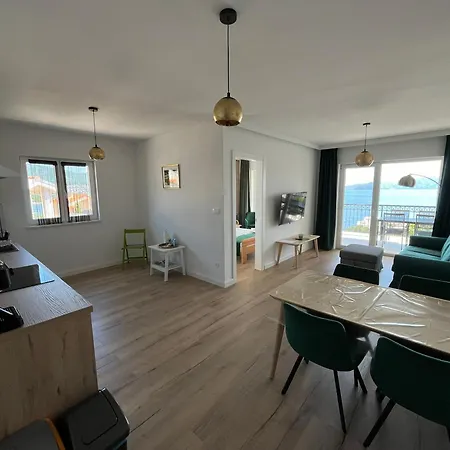 Kamelias 3 Minuty Peso Od Mora * Povile