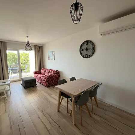 Kamelias 3 Minuty Peso Od Mora Povile