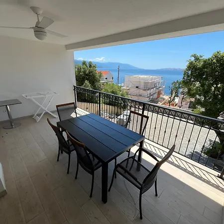 Kamelias 3 Minuty Peso Od Mora Povile